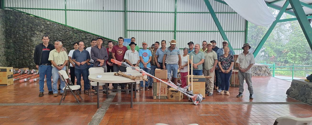 Cafetaleros reciben herramientas y equipos agrícolas esenciales para mejorar la calidad de su producción