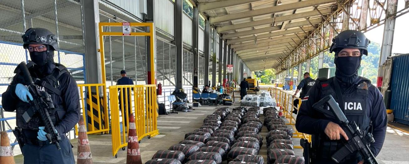 Unidades policiales de Seguridad Pública detienen embarcación cargada de marihuana