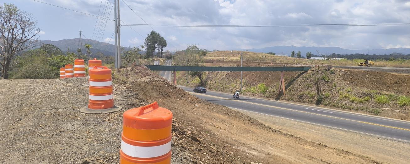 Domingo con paso regulado sobre Ruta 1 a la altura de la entrada a Grecia 