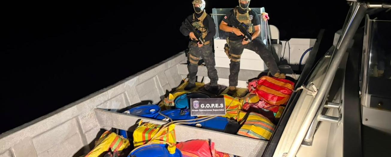 Guardacostas detiene embarcación con más de dos toneladas de cocaína