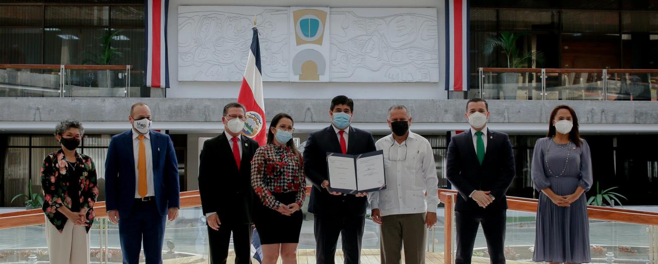 Firmada ley que evita reducción de salarios a educadores