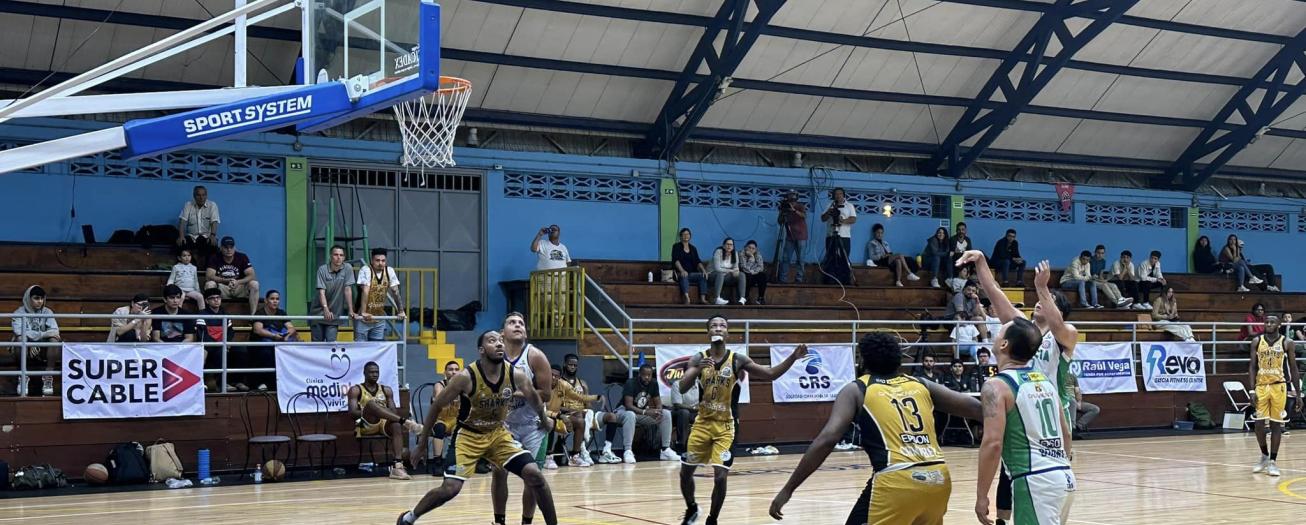 Grecia da el primer golpe en el inicio de los playoffs 