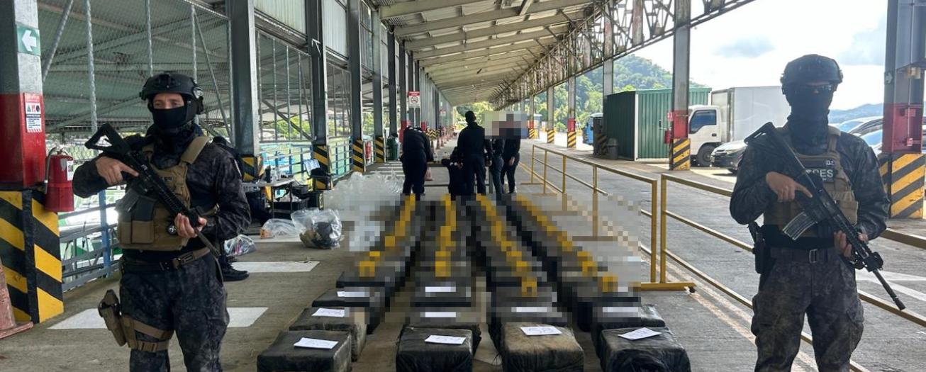 Autoridades de Seguridad Pública intervienen lancha rápida que llevaba 1873 paquetes de cocaína