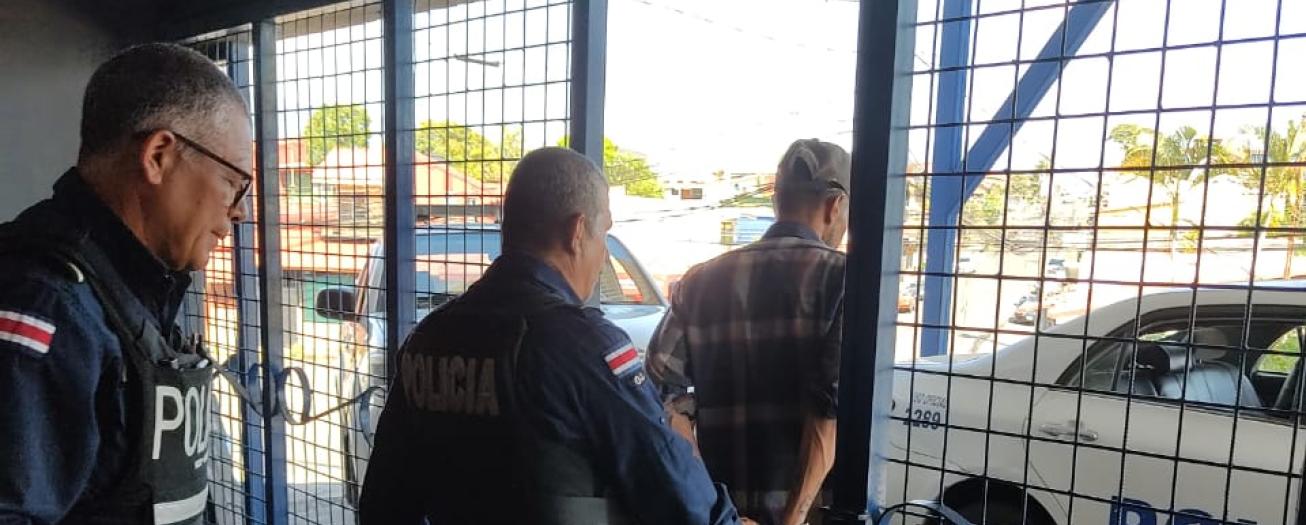 Fuerza Pública de Grecia detiene a dos sujetos sospechosos de realizar estafa