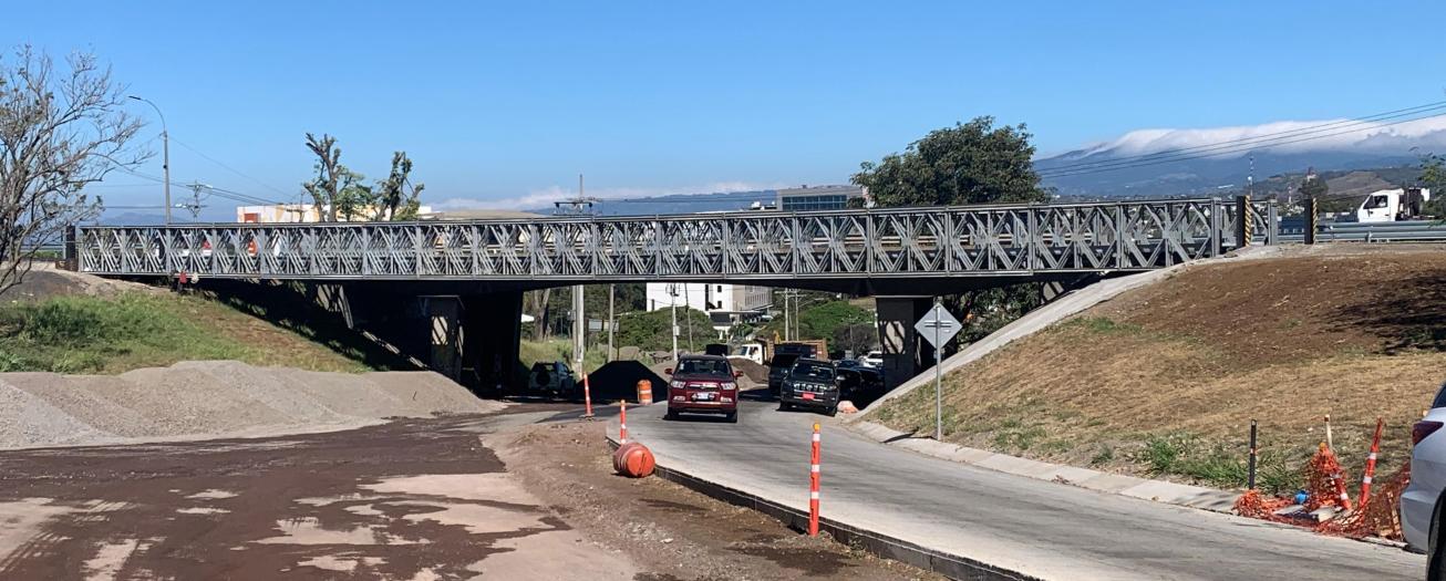 Iniciaron labores para colocar segundo puente armable frente al aeropuerto Juan Santamaría 