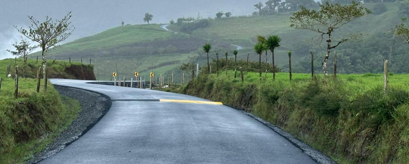 Asfaltado de camino en Anateri de Zarcero beneficia productividad en la zona  