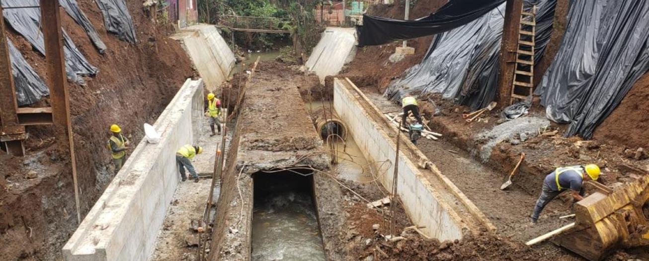 Colocación de arcos de nuevo paso en Quebrada Valverde obligará a un corte eléctrico 