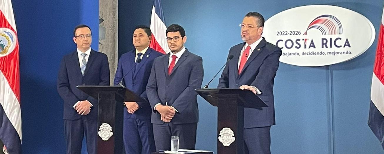 Ejecutivo firma decreto para modernizar registro de agroquímicos
