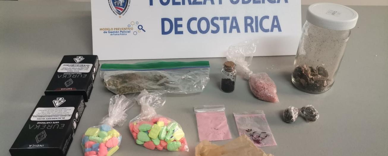 Fuerza Pública de Sarchí decomisa droga a tres sujetos dentro de un vehículo 