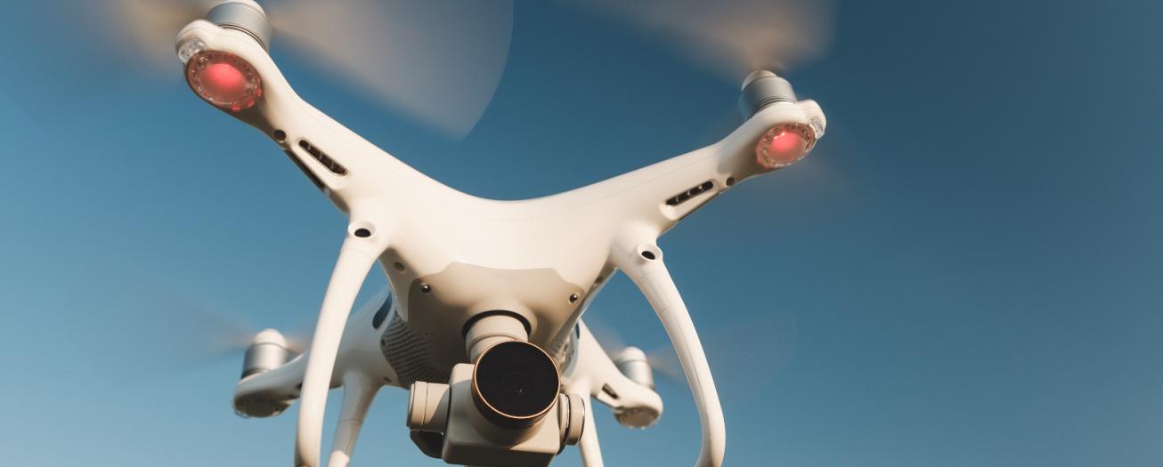 ¿Tiene un dron? Conozca las reglas y limitaciones de volarlo cerca de un aeropuerto  