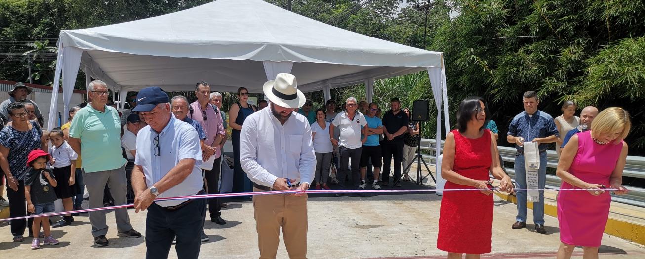 Inauguran nuevo puente  en Barrio Latino 