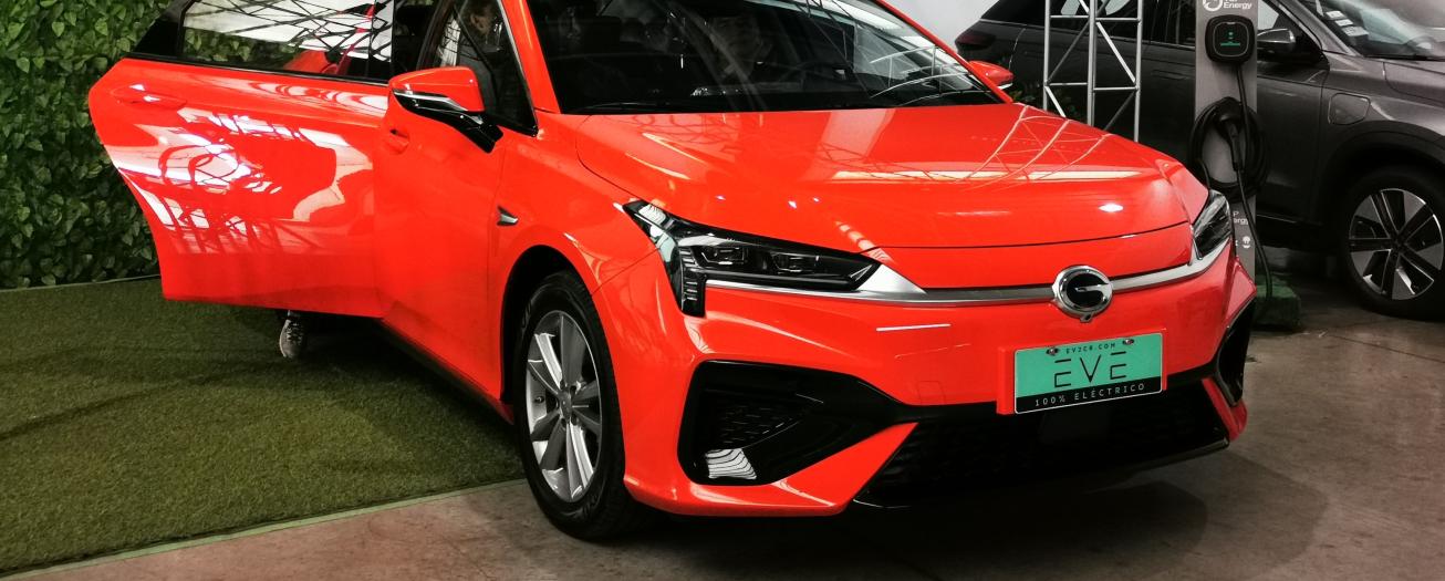 Primeros taxis eléctricos llegan al Juan Santamaría  para impulsar la electrificación del transporte público