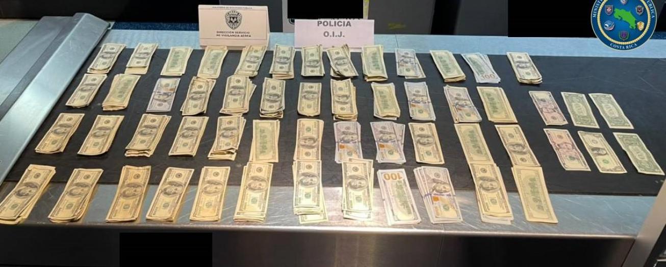 Autoridades detectan a pareja con dinero oculto en prendas de vestir y adherido al cuerpo