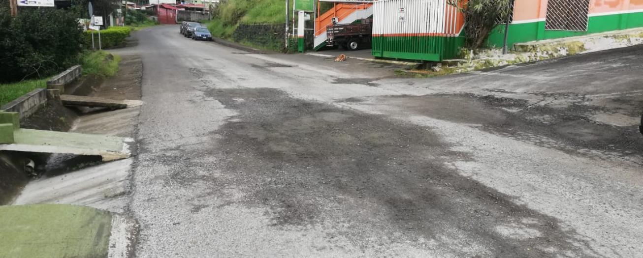 Empresario de Santa Gertrudis Sur tapa huecos en ruta nacional ante la falta de atención del Conavi