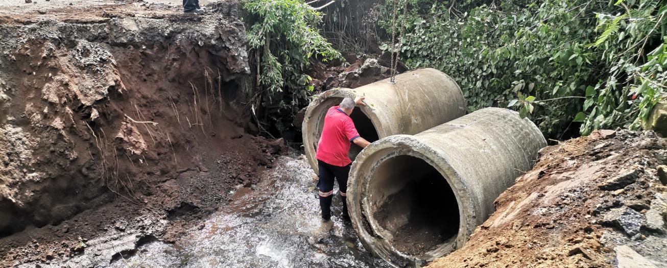 Con alcantarillas Municipalidad da solución paliativa al paso a la Fuente Amelia