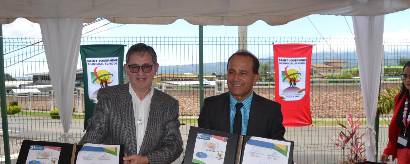 Centro Educativo Bilingüe Santa Josefina firma convenio de cooperación  con escuela CATIE- EARTH