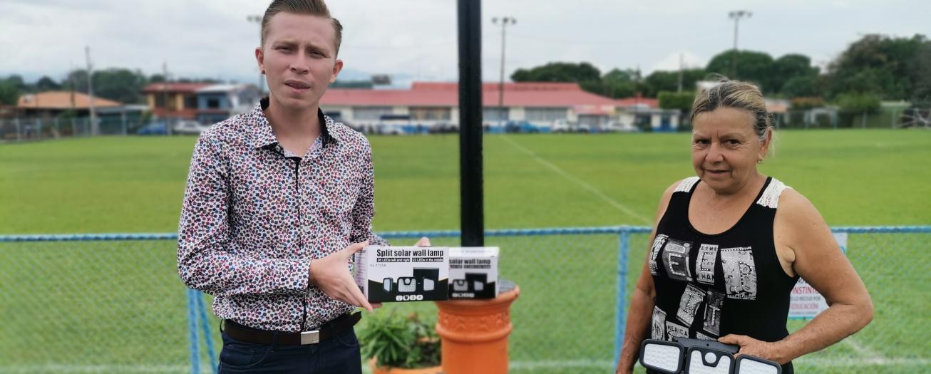 Vecinos donan lámparas LED para iluminar plaza de fútbol 