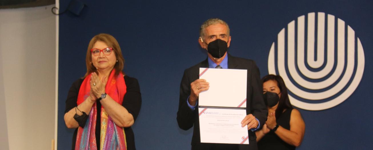 SINAES entrega a la UNED el Certificado de Acreditación Oficial de 12 carreras