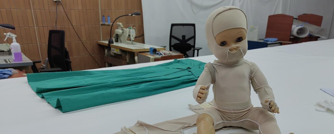 Fábrica de ropa de la CCSS confecciona prendas especiales para pacientes con quemaduras