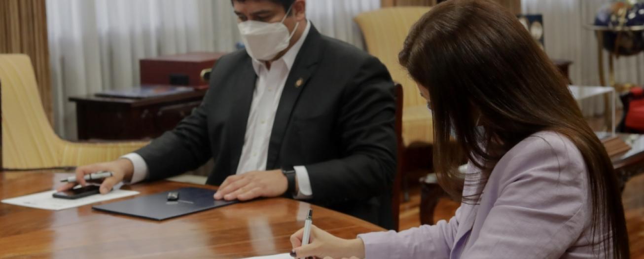 Presidente firma reformas a la Ley de Penalización de la violencia contra las mujeres