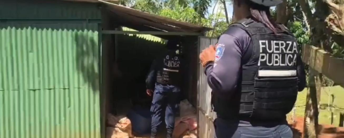 Fuerza Pública y OIJ allanan y desarticulan dos presuntos centros de procesamiento de material minero