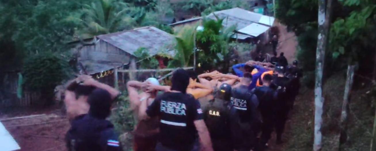 Fuerza Pública y Policía de Migración intervienen cuarterías clandestinas y aprehenden a 36 presuntos oreros