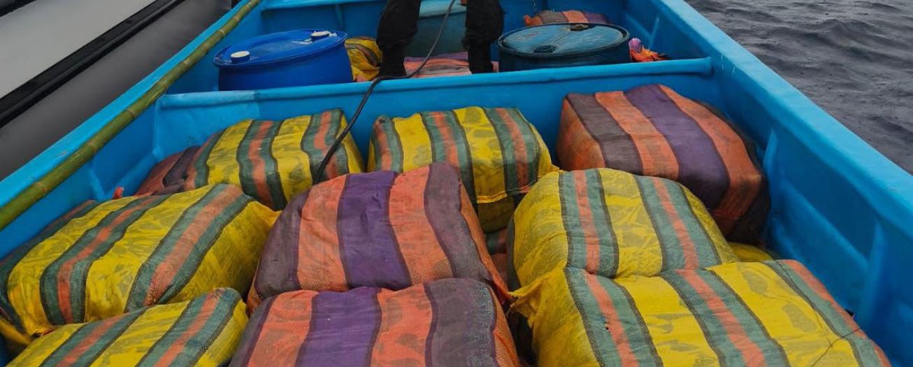 Autoridades detienen embarcación con 70 bultos de droga