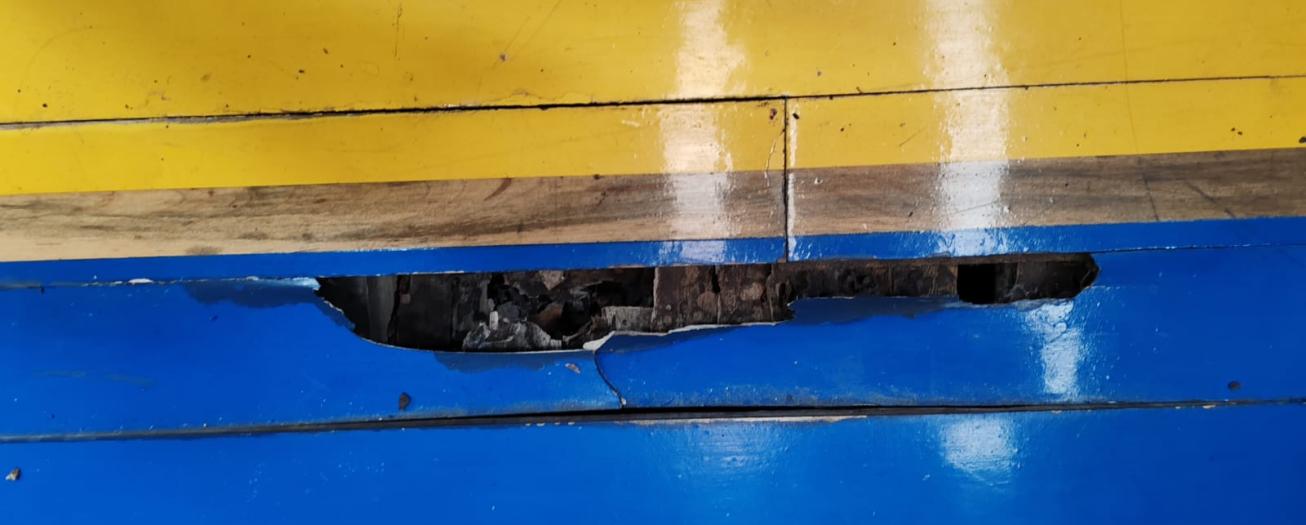 Piso de polideportivo muestra avanzado deterioro por comején 
