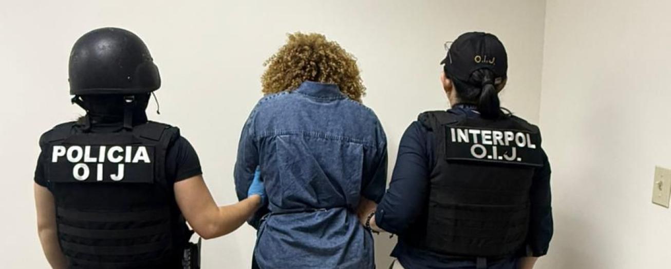Agentes de Interpol detienen a esposa de alias "Pecho de rata" 