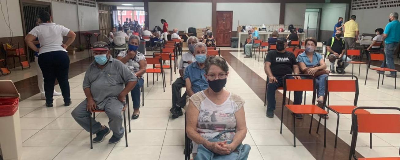 Personas mayores  de 58 años pueden ir a vacunarse  sin cita  