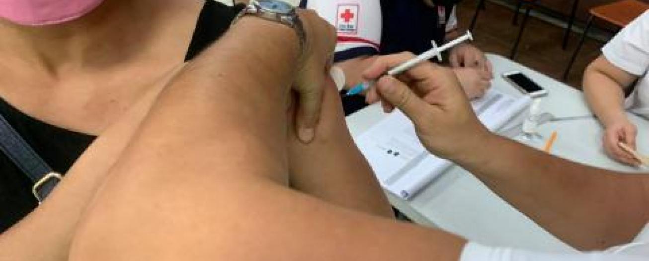 Salud recuerda a población que puede notificar en línea posibles efectos secundarios de vacunación contra COVID-19