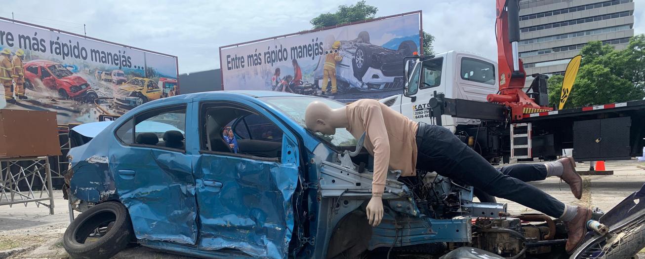 “La velocidad mata” es el mensaje que se recalca en  vallas publicitarias para hacer conciencia en los  conductores 