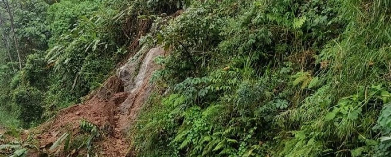 Deslizamiento en Ruta 1 provoca presas en el sector de Manolos 