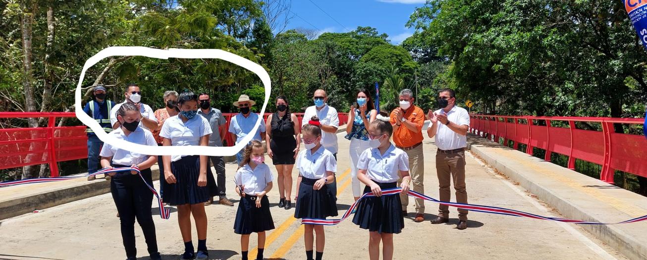 Alcalde y dos regidores de Grecia aparecen inaugurando puente en Río Cuarto