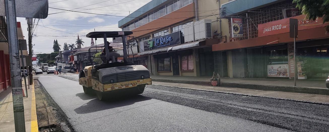 Municipalidad de Grecia repara calle contiguo al Mercado que presentaba hundimientos 