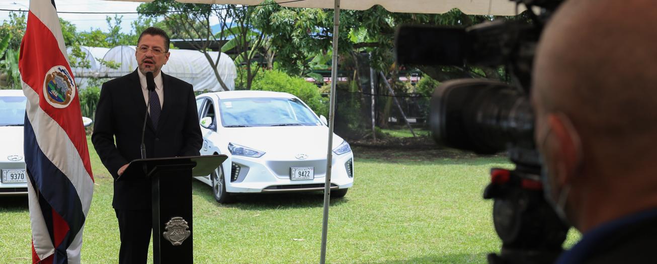 Presidente Chaves no aguanta nada y 1.309 funcionarios públicos deben devolver ¢158 millones