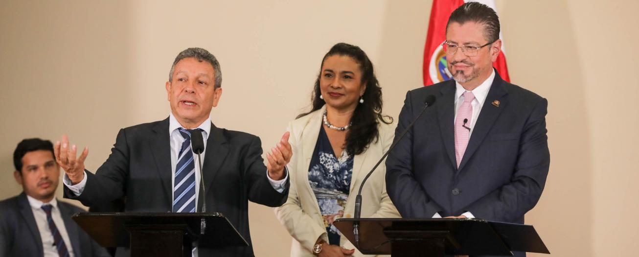 Presidente Chaves firma decreto de la Ley Orgánica  del Colegio de Periodistas de Costa Rica