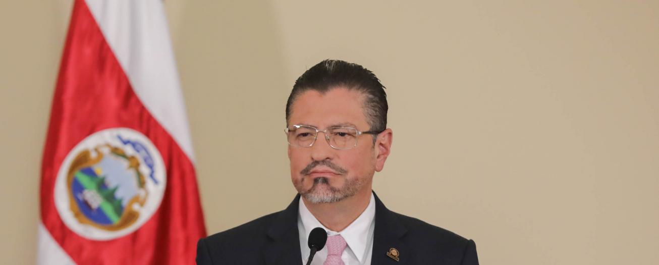 Presidente Chaves firma leyes para voto público en Poder Judicial