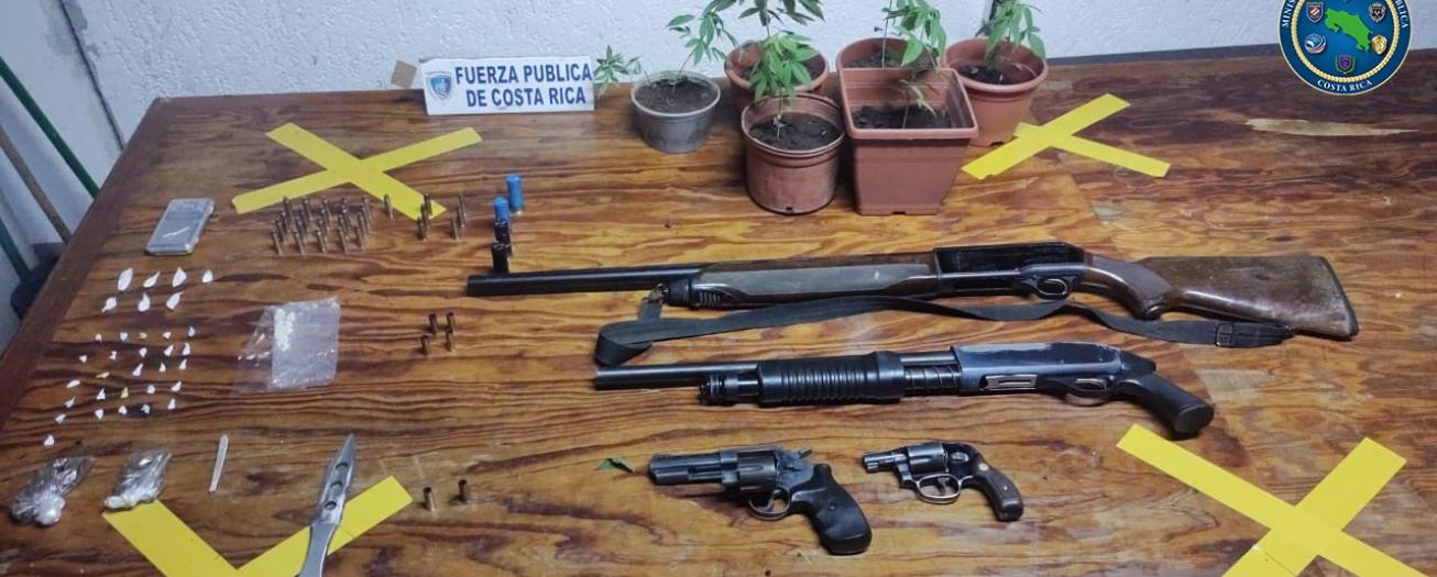 Policías detienen jóvenes con armas y drogas