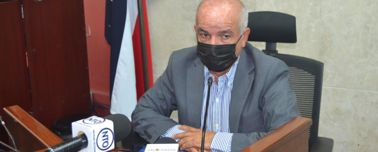 Alcalde indica que no hay nada extraño con el piso del Polideportivo