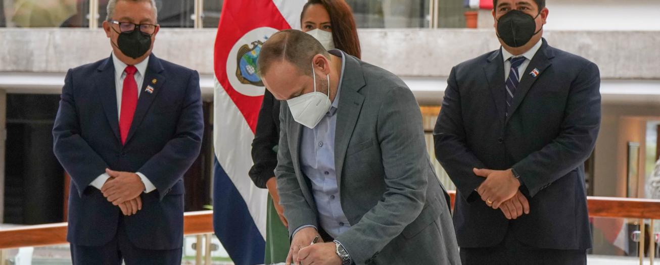 Firmada ley que regula el uso del pabellón, la bandera y el escudo de Costa Rica