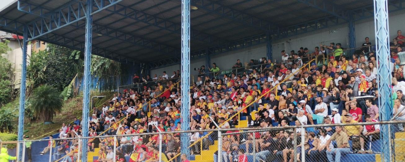 Presidente Chaves reforma reglamento que analiza la  infraestructura de  los estadios de la  Primera División 