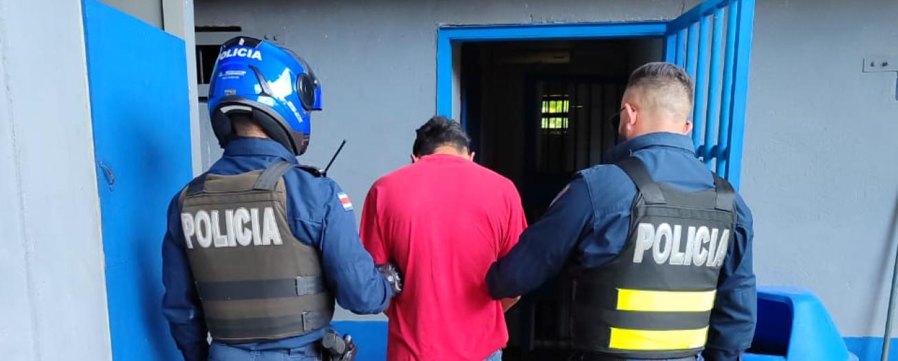 Fuerza Pública de Sarchí detiene a sujeto por venta de drogas cerca de colegio 