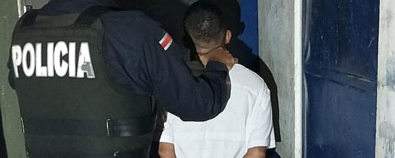 Fuerza Pública de Grecia detiene a sujeto con orden de captura por violencia doméstica 