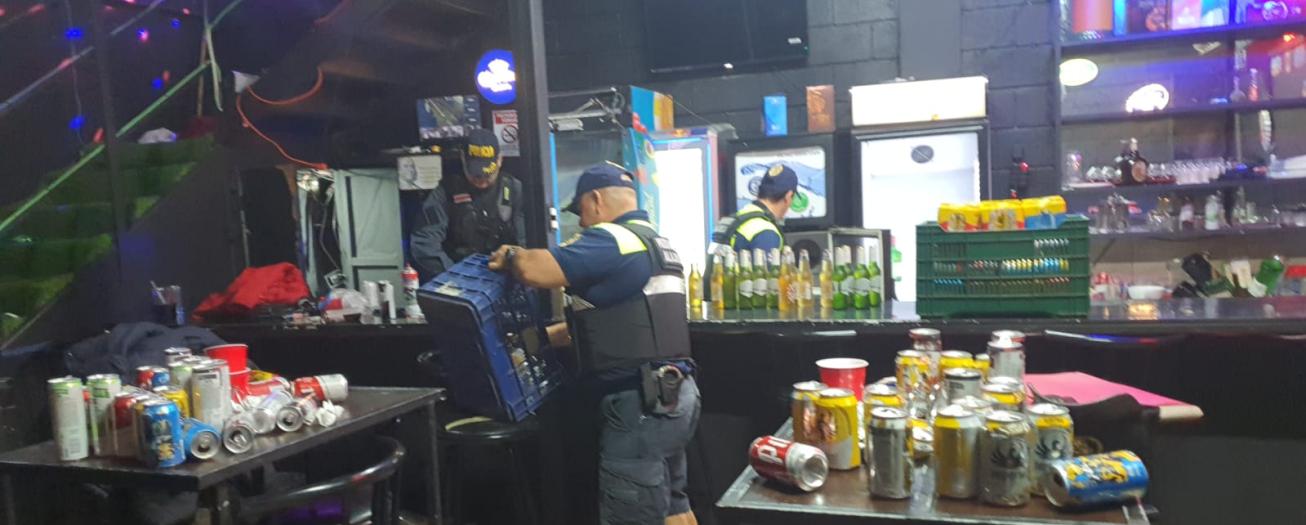 Autoridades clausuran bar clandestino y decomisan armas de fuego, pólvora y gran cantidad de licor