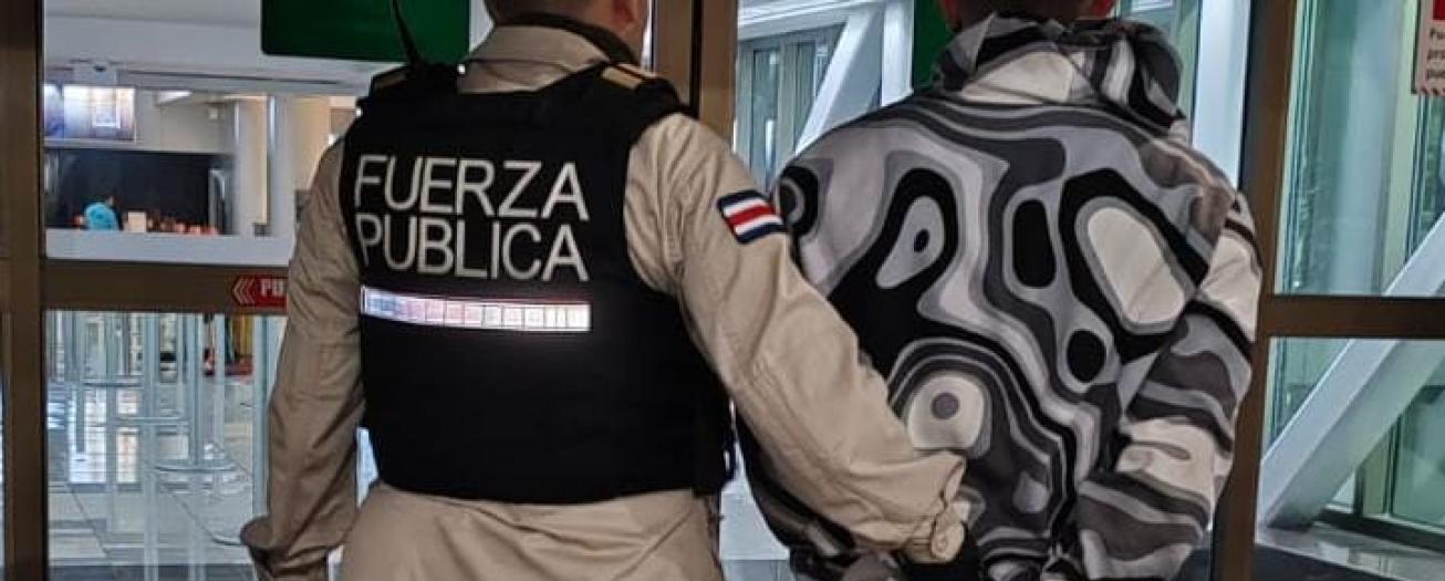 Policía Aeroportuaria aprehende a motociclista por portación ilegítima de arma de fuego