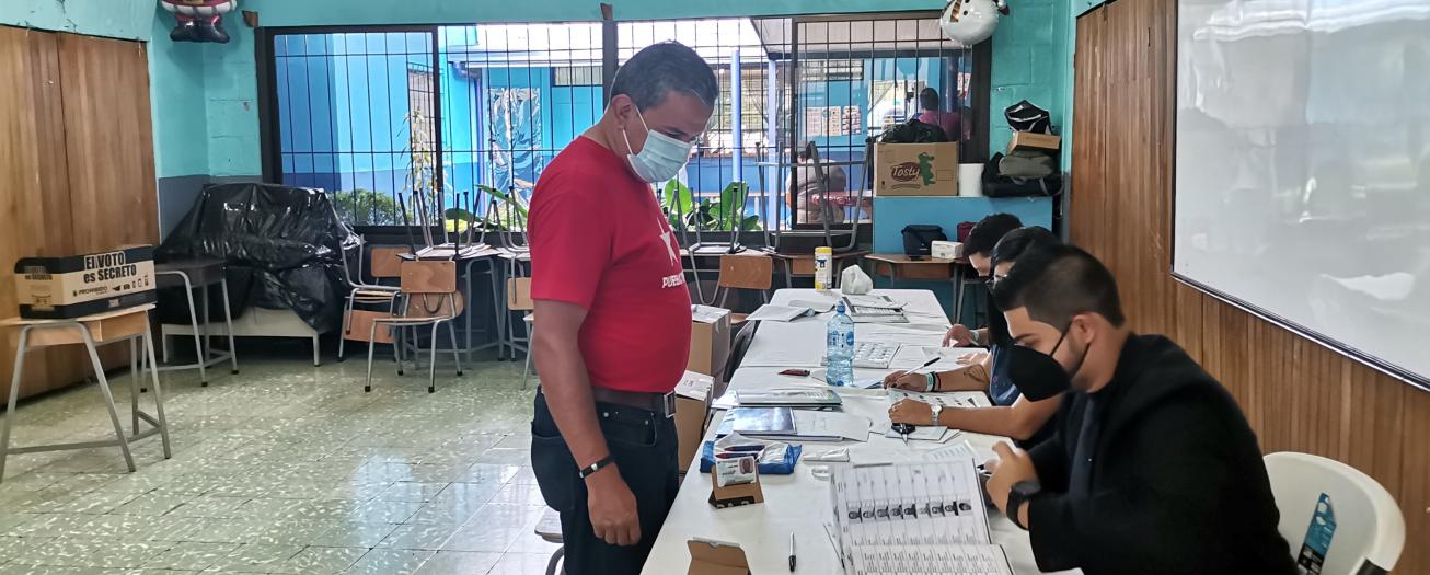 Miembros de mesa pueden usar signos alusivos al partido que representan 