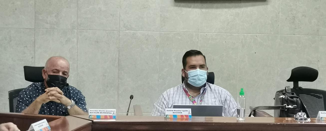 Presidente municipal involucra en bronca de horas extras a regidores