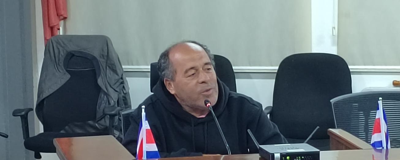 Harry González oficializa renuncia al Comité de Deportes