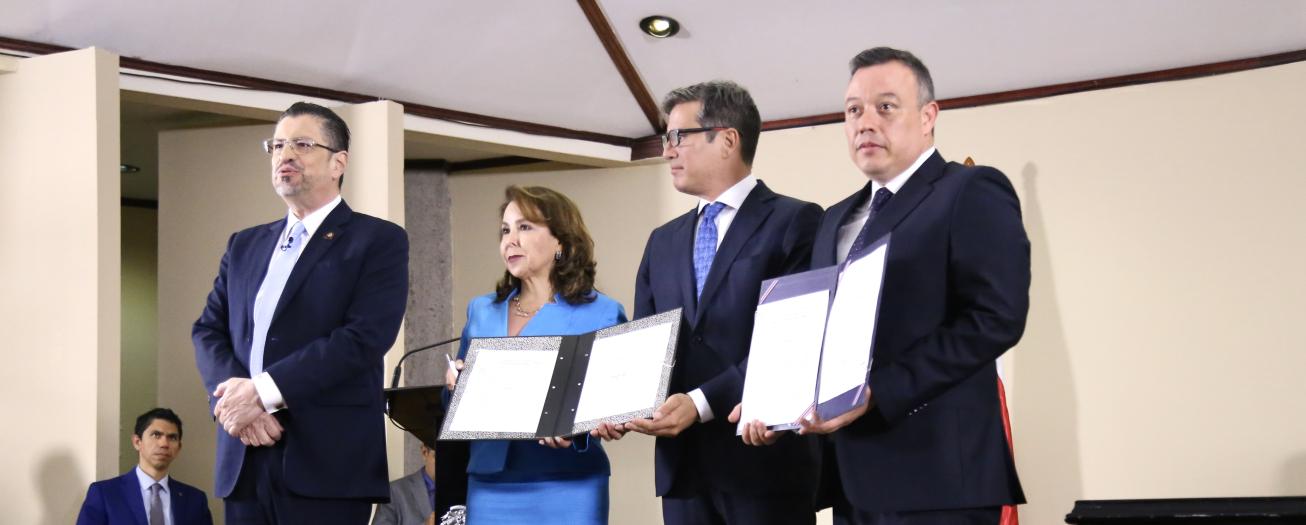 Gobierno firma decretos para beneficiar ciudadanos